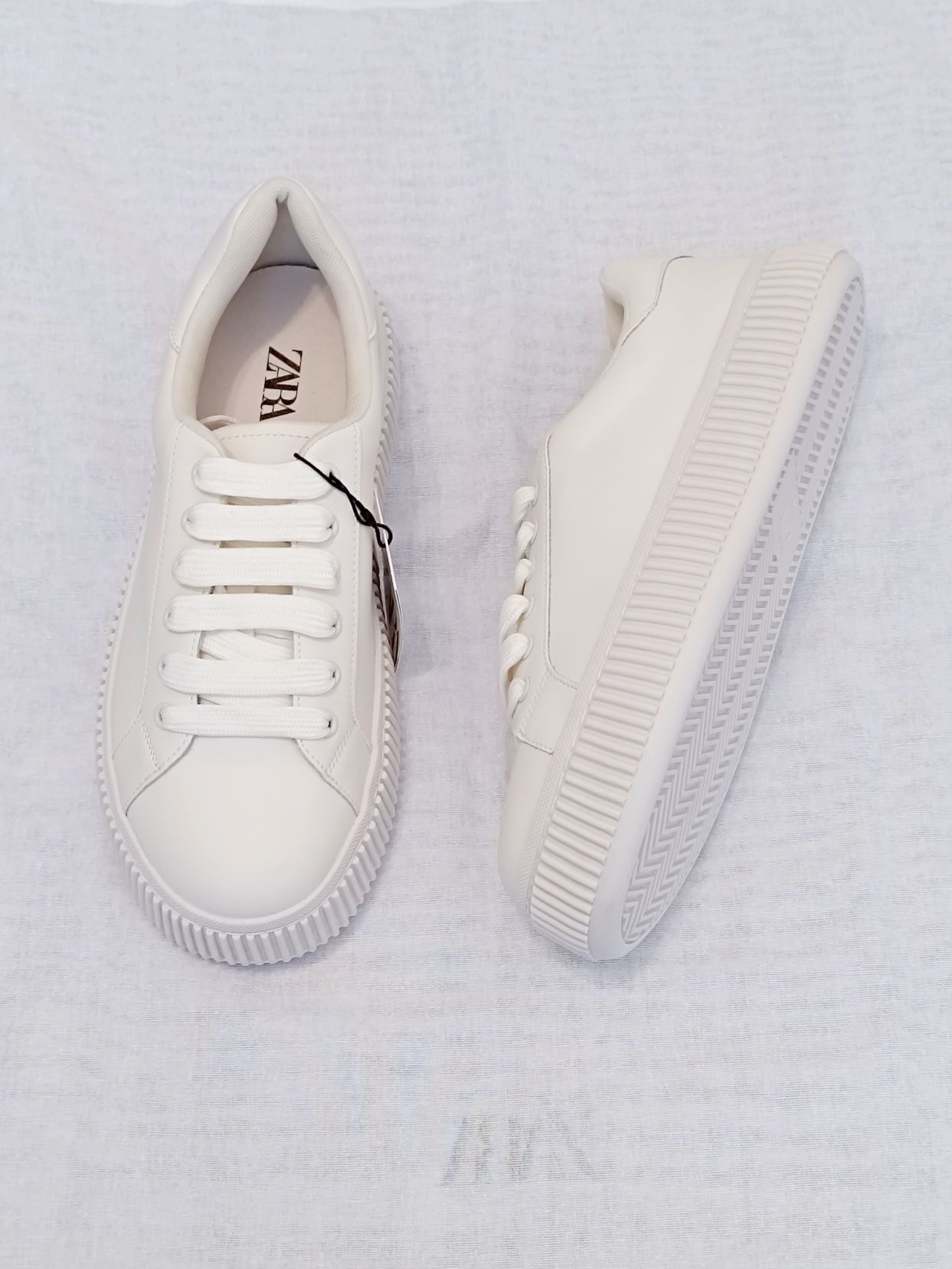 Buty sportowe męskie typu Sneakersy z teksturową podeszwą | Zara 42