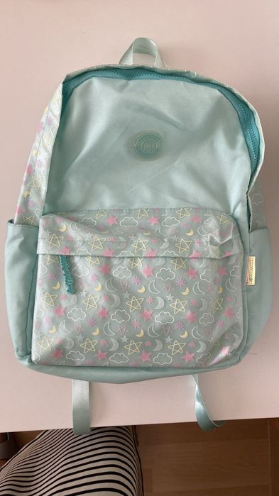 Mochila em bom estado, como nova.