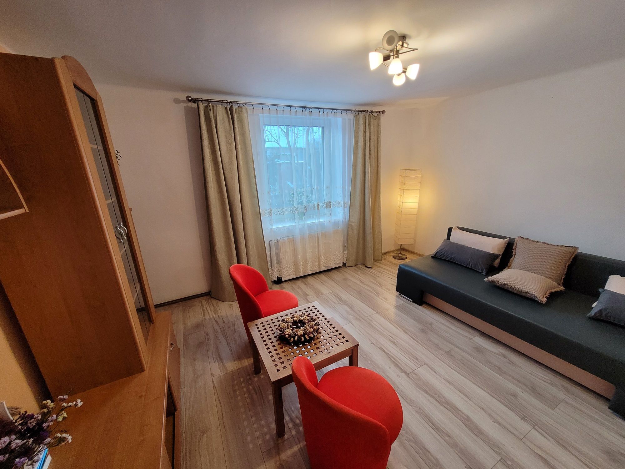 2 pokojowy apartament z kuchnią i łazienką.