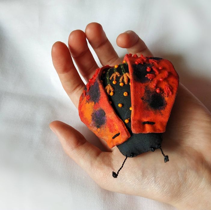 Текстильна фігурка божої корівки, декор для інтер'єру