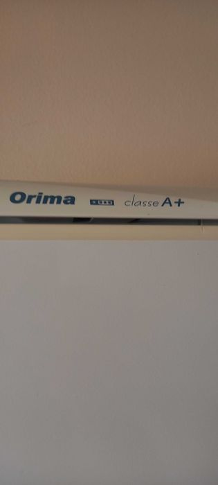 Orima classe A + Frigorífico/Congelador. Dimensões: 170 x 55 x 56 cm.