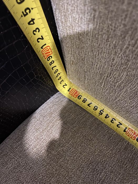 Угловой диван с деревянными полками — большой и очень удобный!