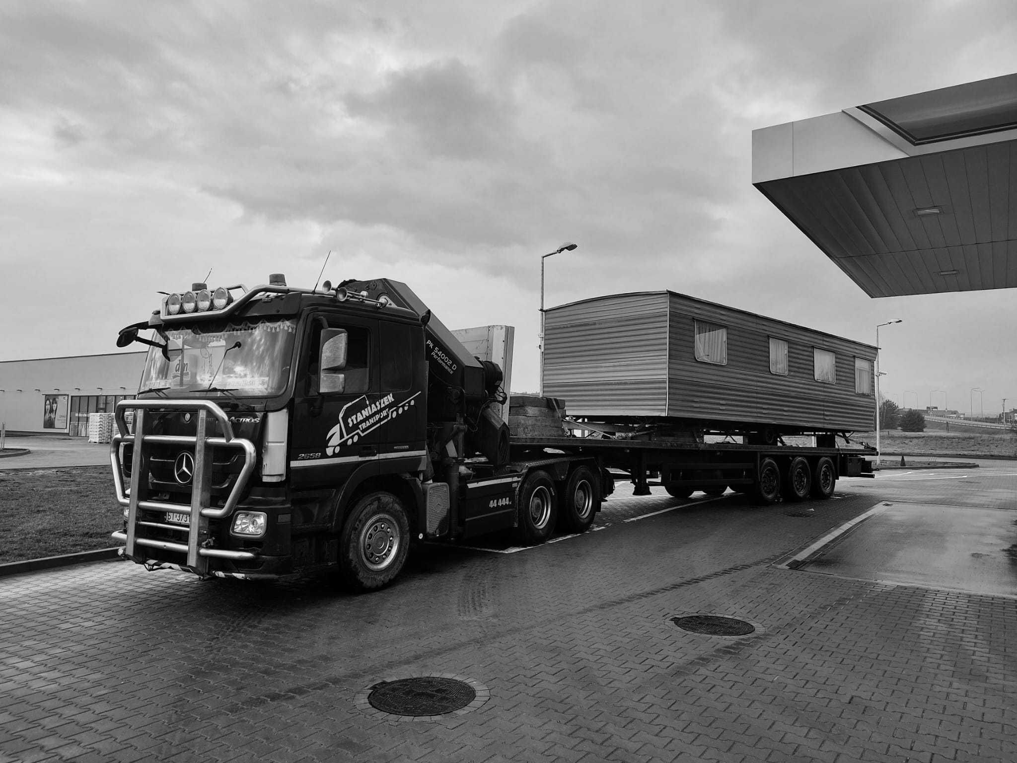 Transport domków holenderskich z HDS montaże Naczepa z HDS dłużyca