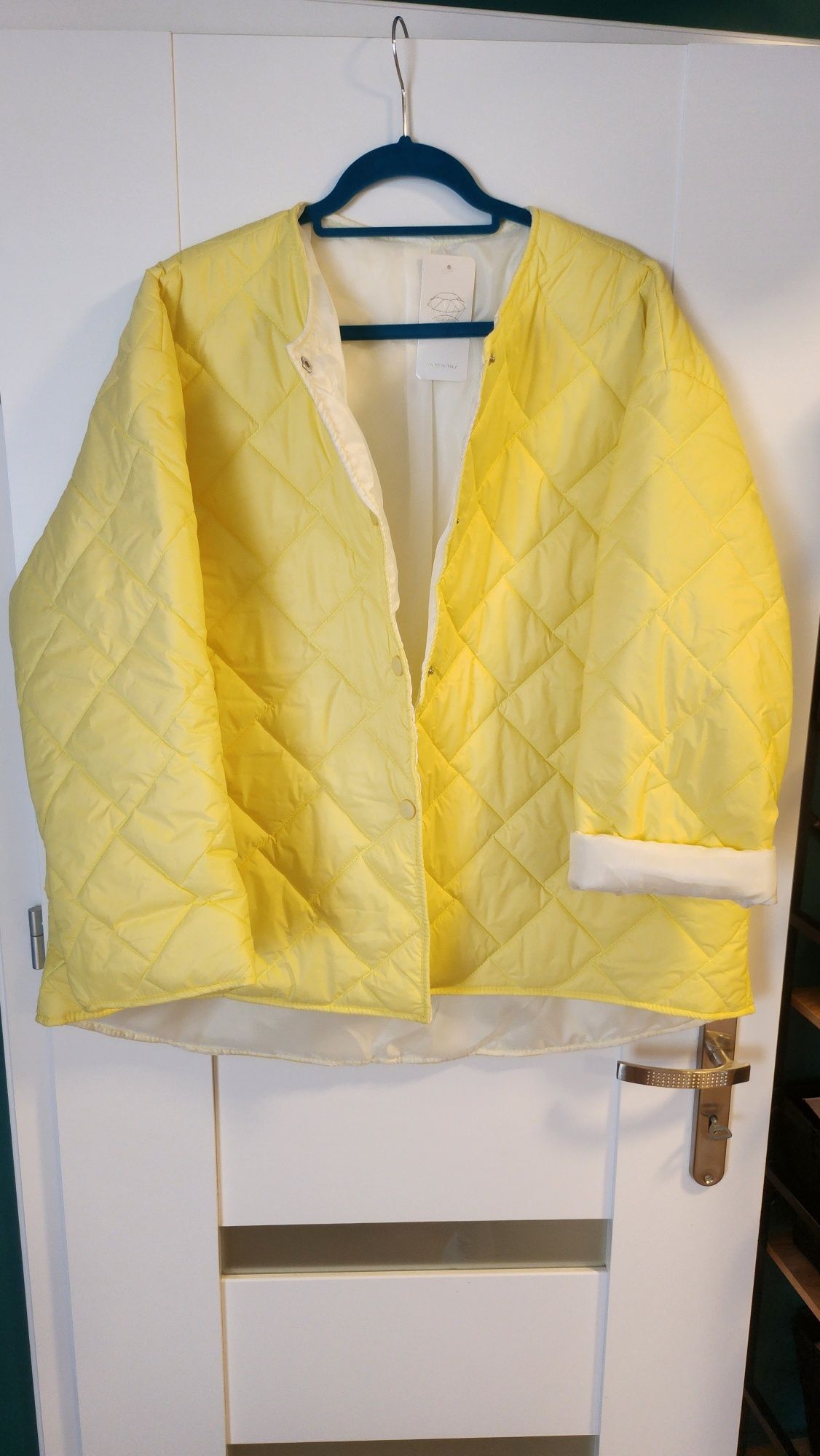 Świetna modna lekka pikowana pastelowa kurtka plus size Moda Italia