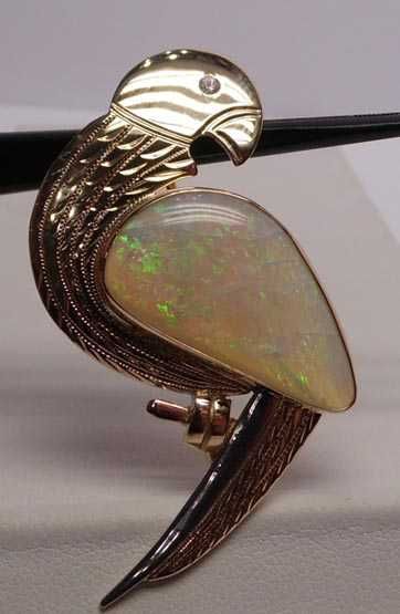 Złota broszka papuga opal i diamenty.