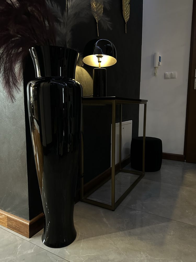 Czarna pufa siedzisko wazon konsola