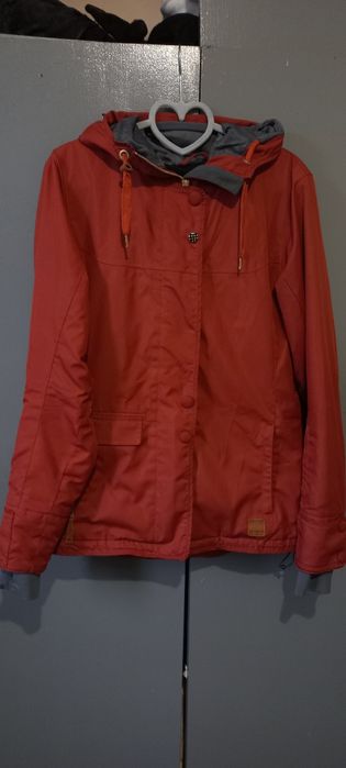 Жіноча спортивна курточка