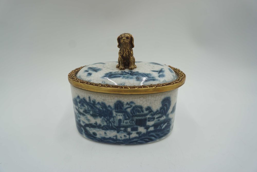 BOMBONIERA szkatułka porcelana z brązem-piesek niebieska