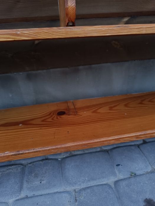 Drewniana półka z rzeźbionymi ornamentami