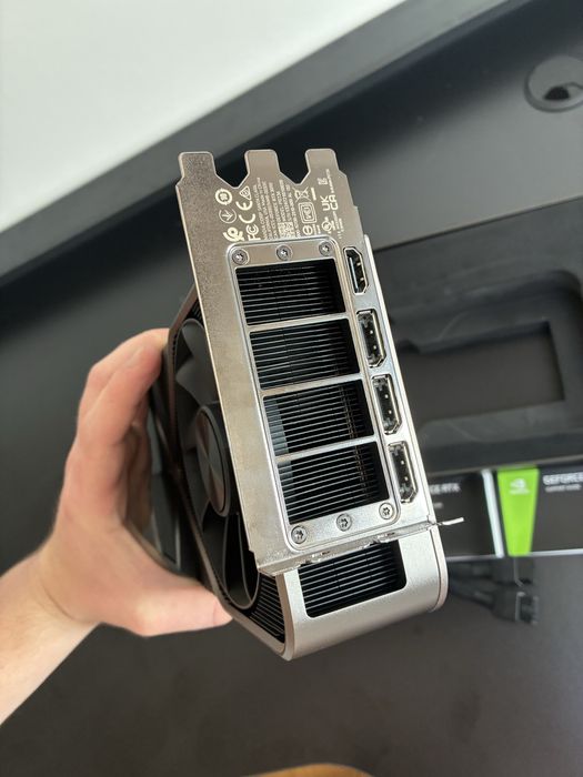 Продаю відеокарту NVIDIA GeForce RTX 3090 FE 24GB