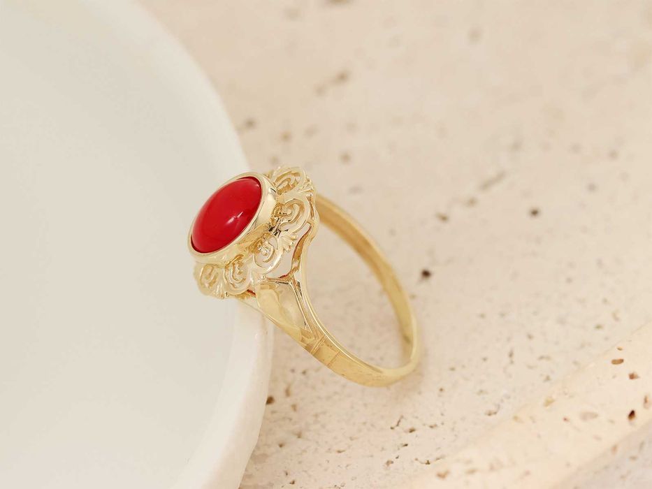 Pierścionek złoty z owalnym koralem w ażurowej oprawie PR 585