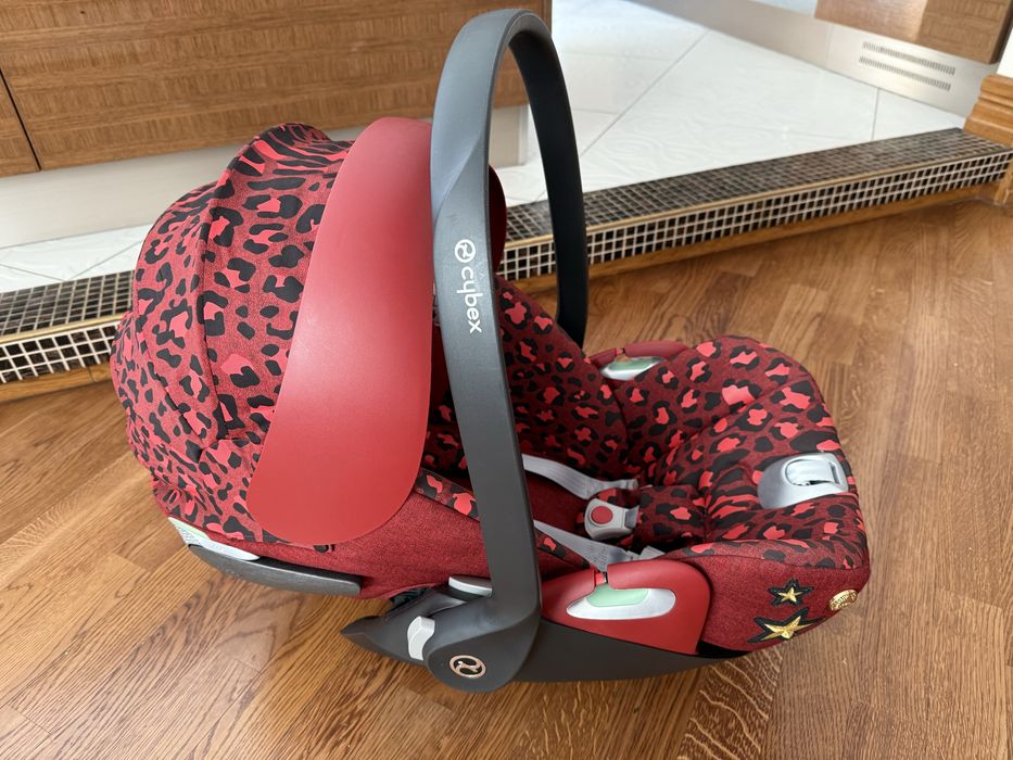 Автокрісло Cybex Cloud T i-size Rockstar by Alec Voelkel