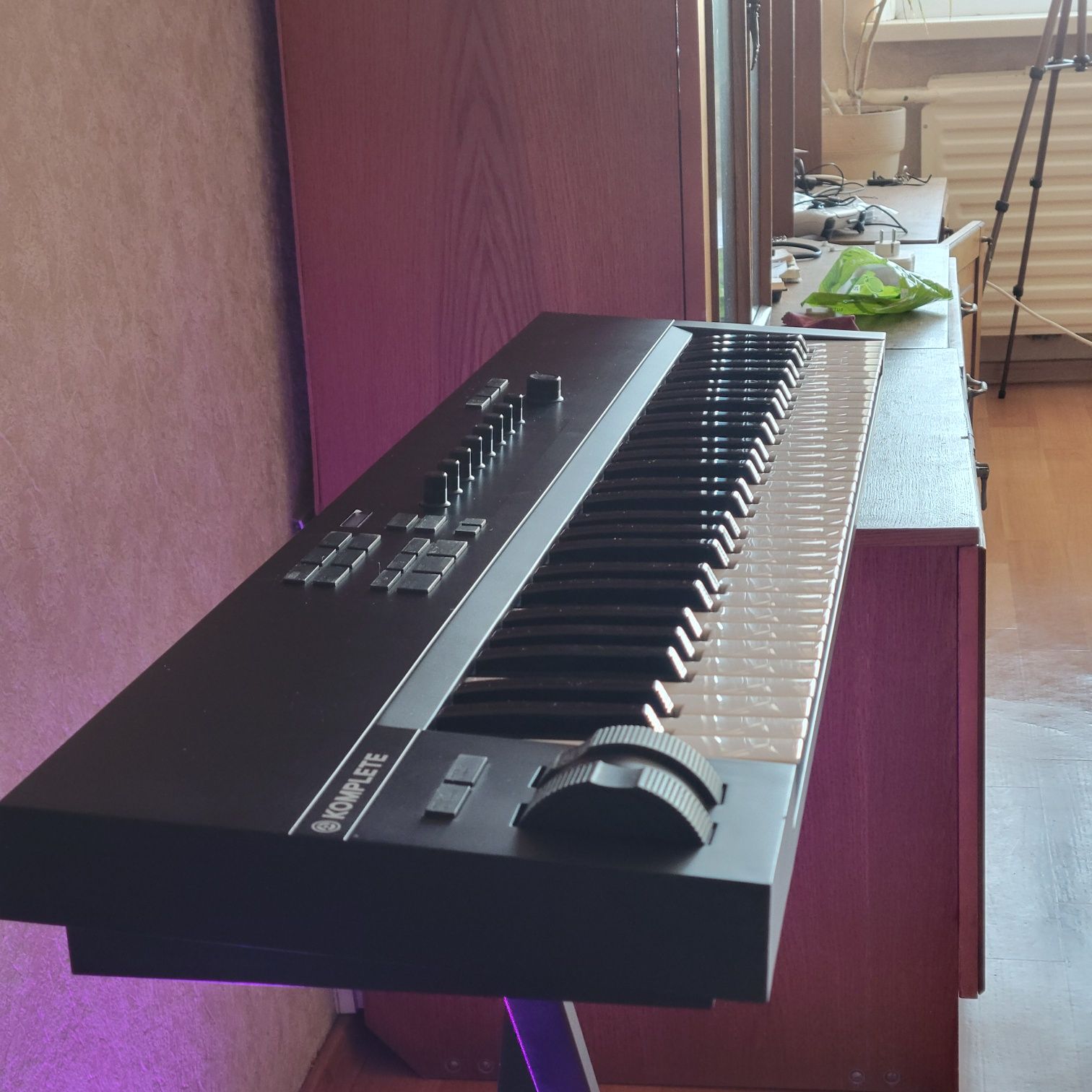 Kontakt Komplete Kontrol A61 / MIDI клавиатура