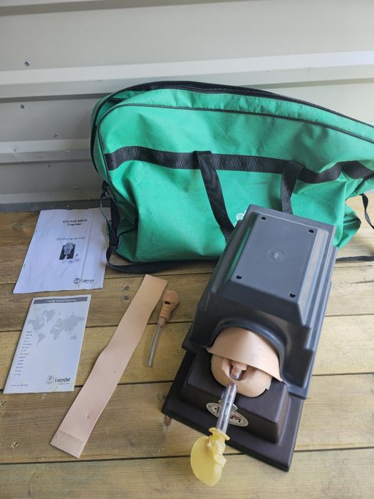Laerdal Cricoid Stick Simulator trenażer do konikotomi i konikopunkcji