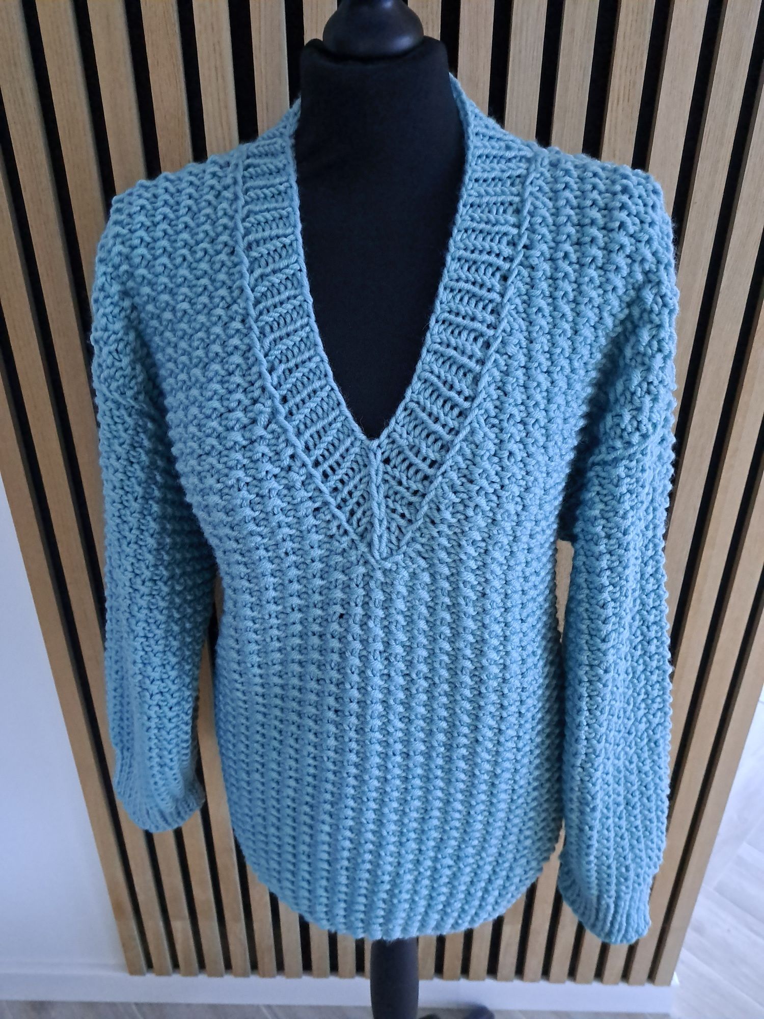 Sweter w serek robiony na drutach
