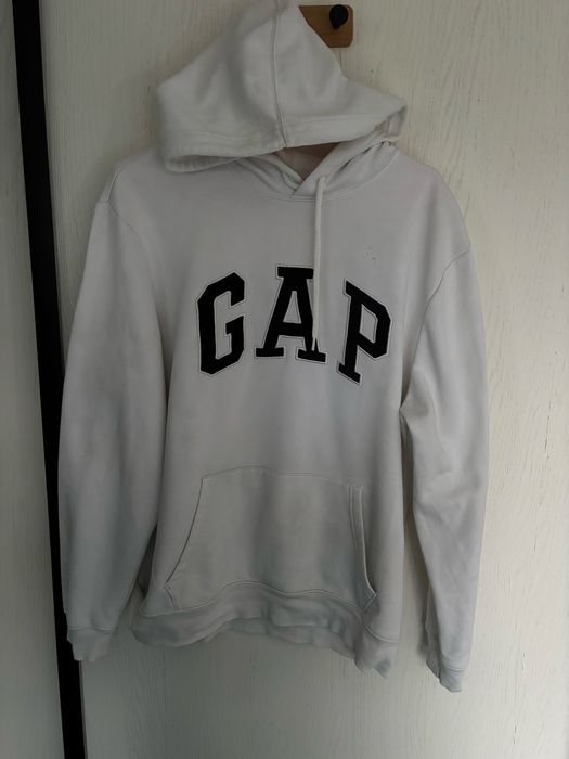 Biala bluza z kapturem gap w dobrym jeszcze stanie drobne uszkodzenia