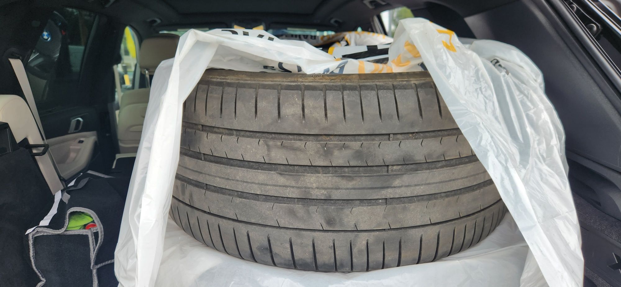 Продаються шини Pirelli PZero  для BMW X5

- **Передні**: