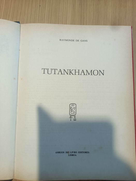 Vendo livro sobre Tutankamon