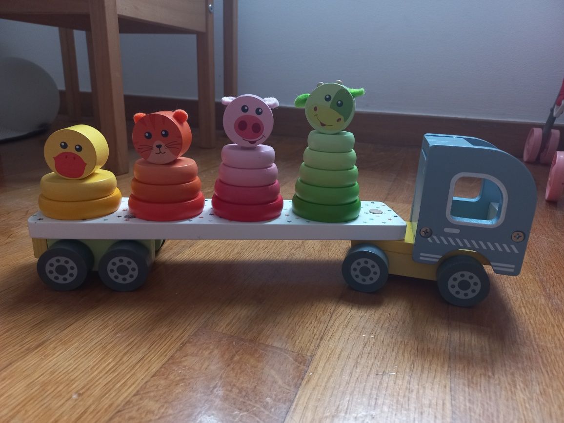 Brinquedo de madeira : camião  com animais empilháveis