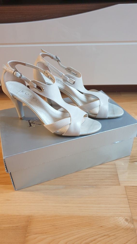 Buty klasyczne beżowe firmy KOTYL