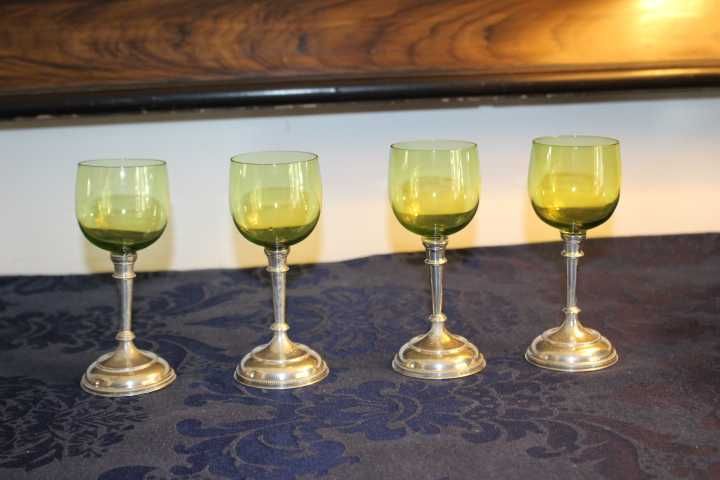 Copos em cristal com pé em prata . Cada 30€