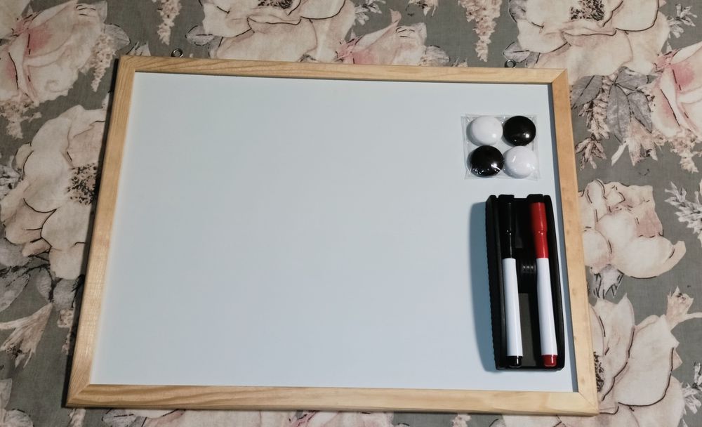 Tablica magnetyczna biała 30x40 cm,rama drewniana.