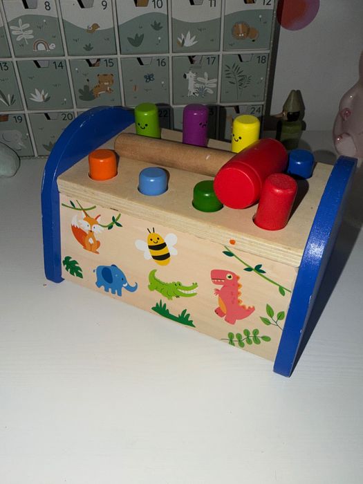 Vários brinquedos de madeira Montessori