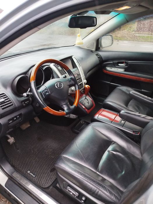 Автомобіль лексус RX350