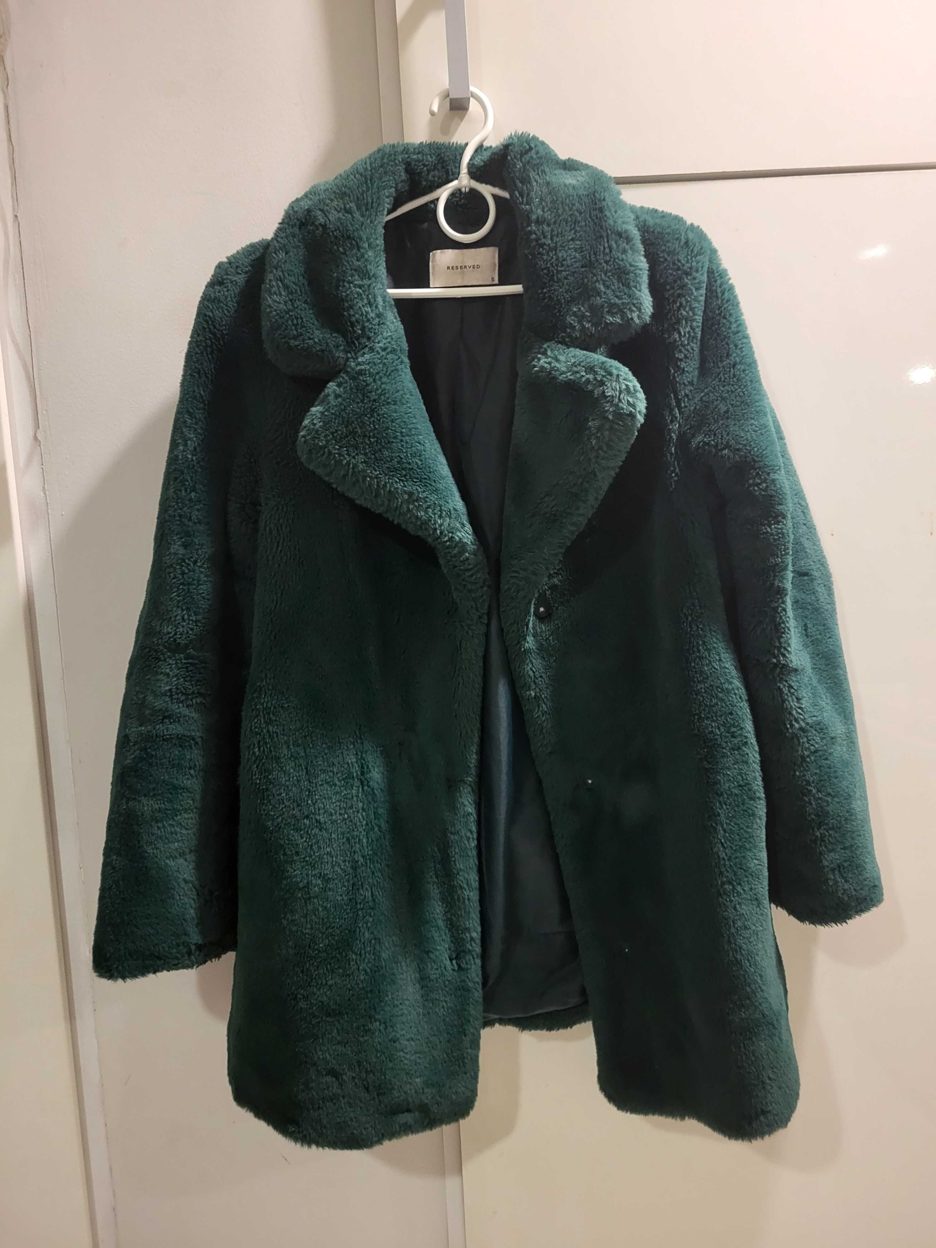 Szmaragdowy płaszcz futro Reserved
