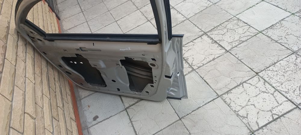 Двері правие передні рено меган2