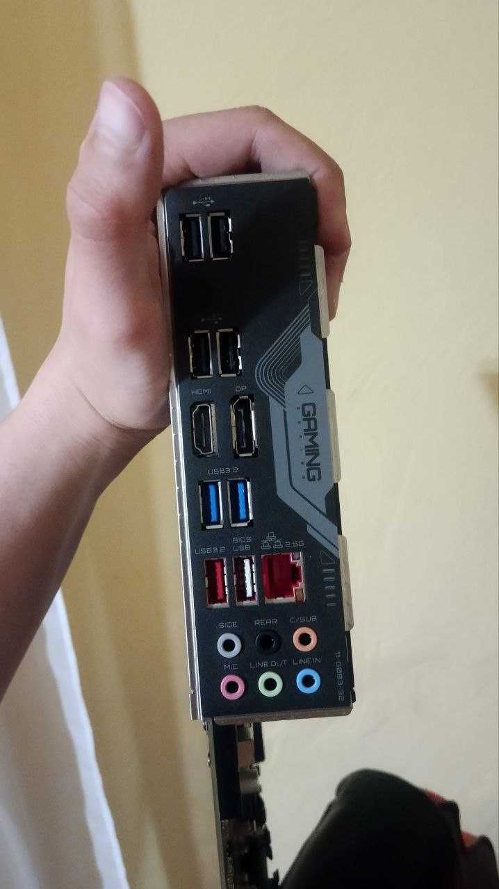 GIGABYTE B670 GAMING X ддр4, s1700