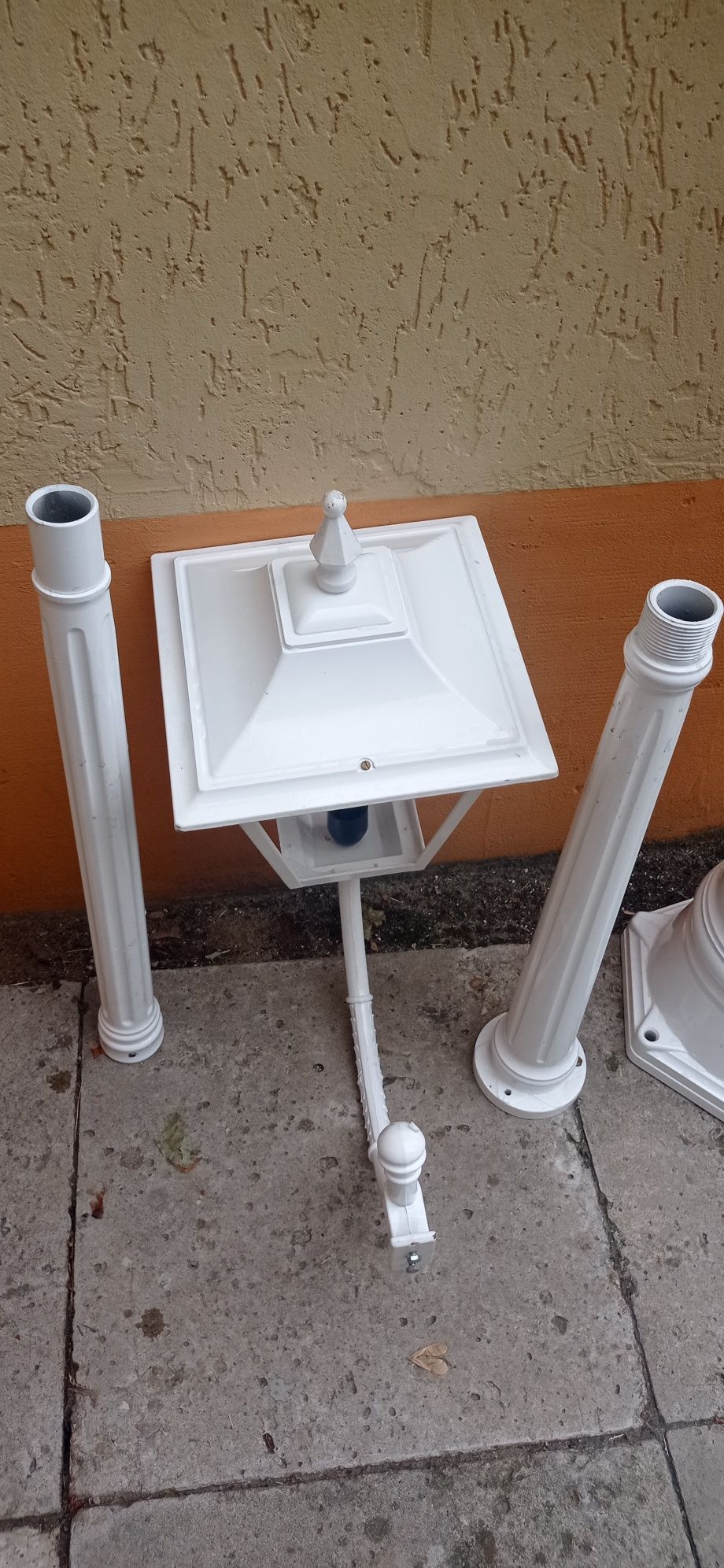Latarnia lampa biała ogrodowa