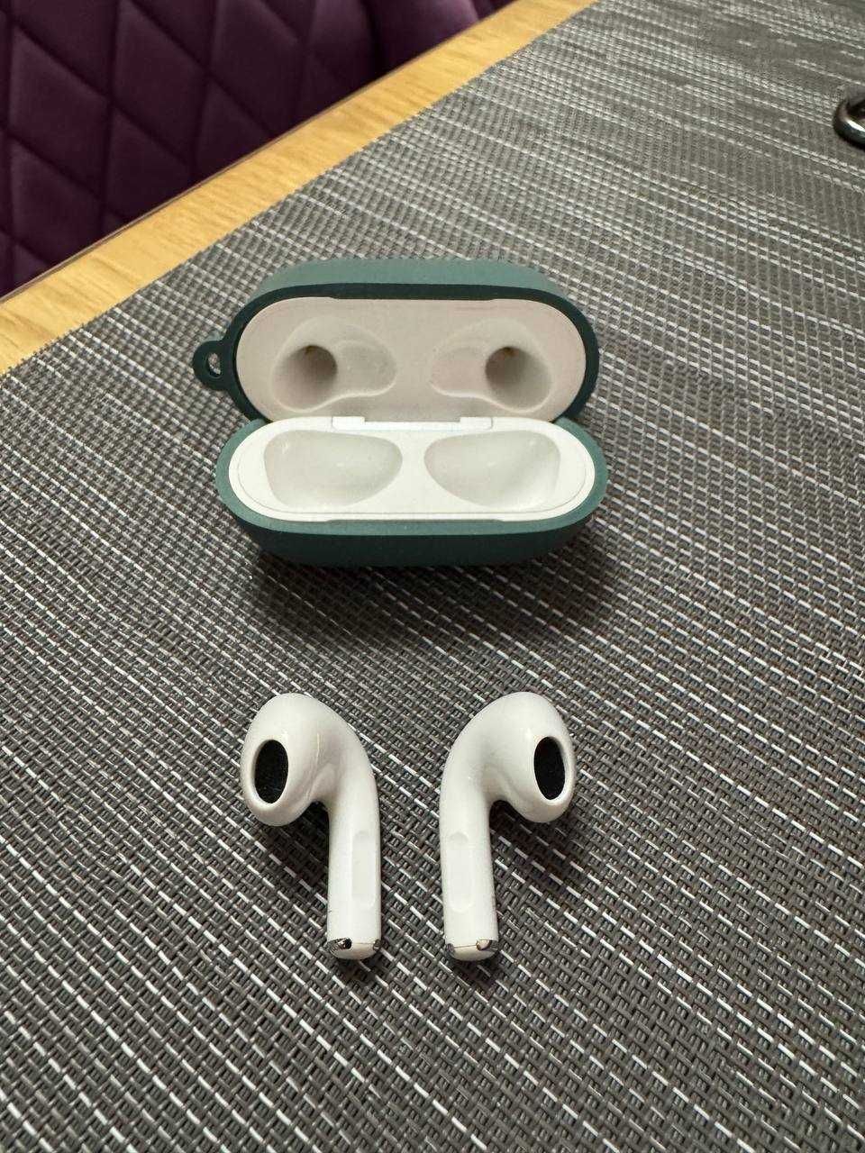 Навушники AirPods 3 with MagSafe Charging Case у відмінному стані