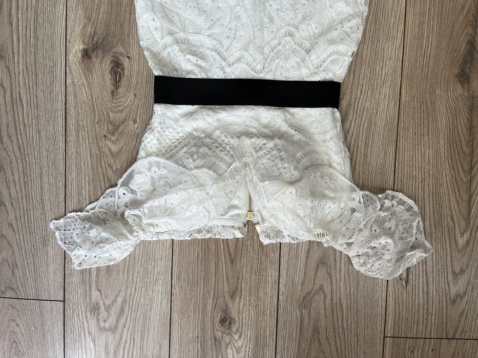Piekna koronkowa sukienka hiszpanka Rare London