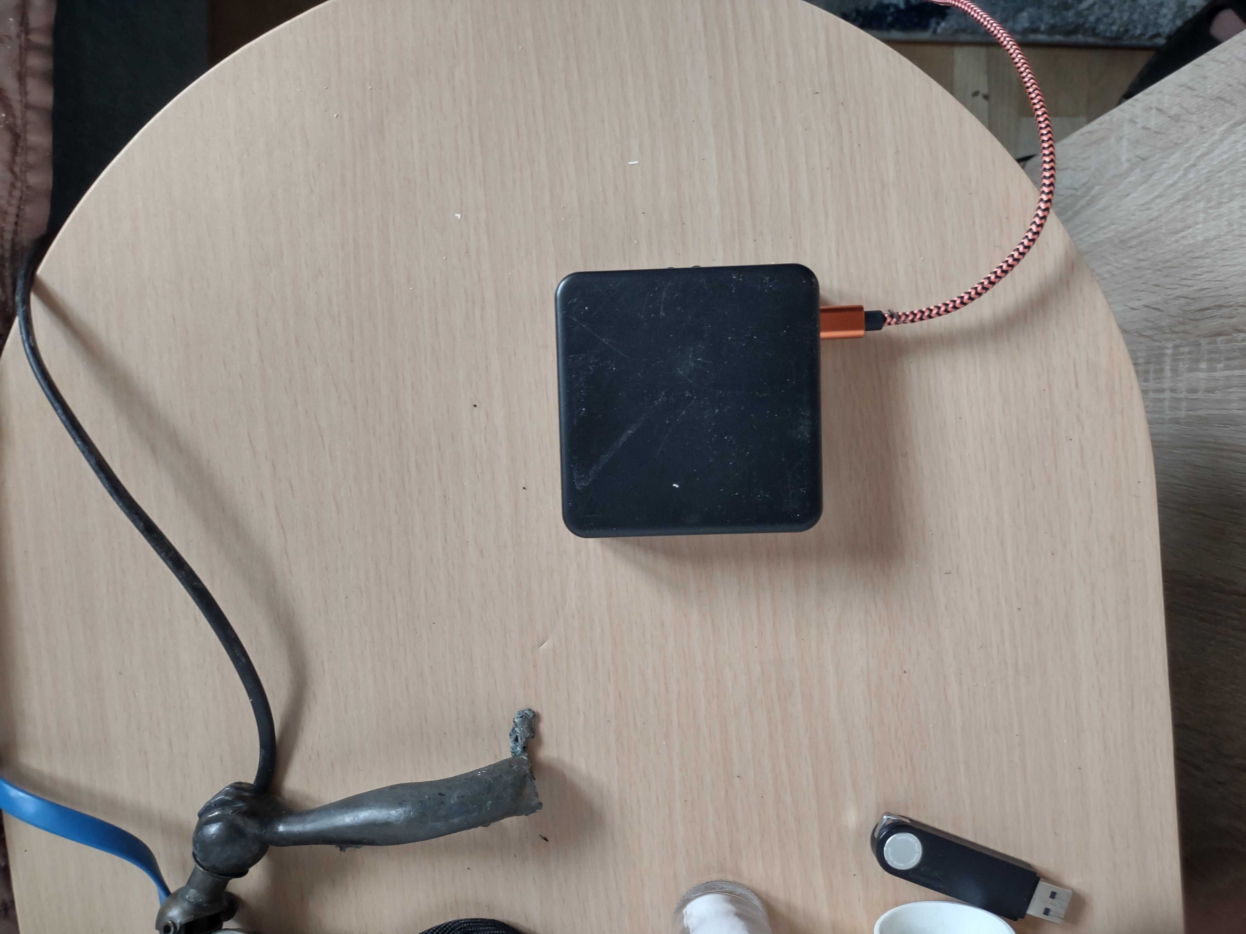Power bank sprawny, ładuje się oddaje energię, z obu portów