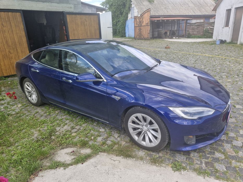 Автомобіль тесла