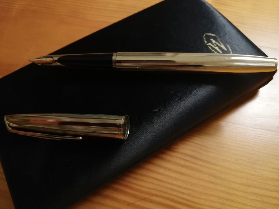 Caneta Waterman Slim, tinta permanente , aparo em ouro.