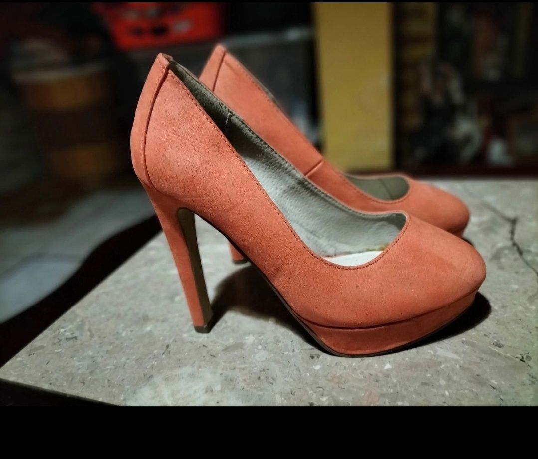 Sapatos com salto alto