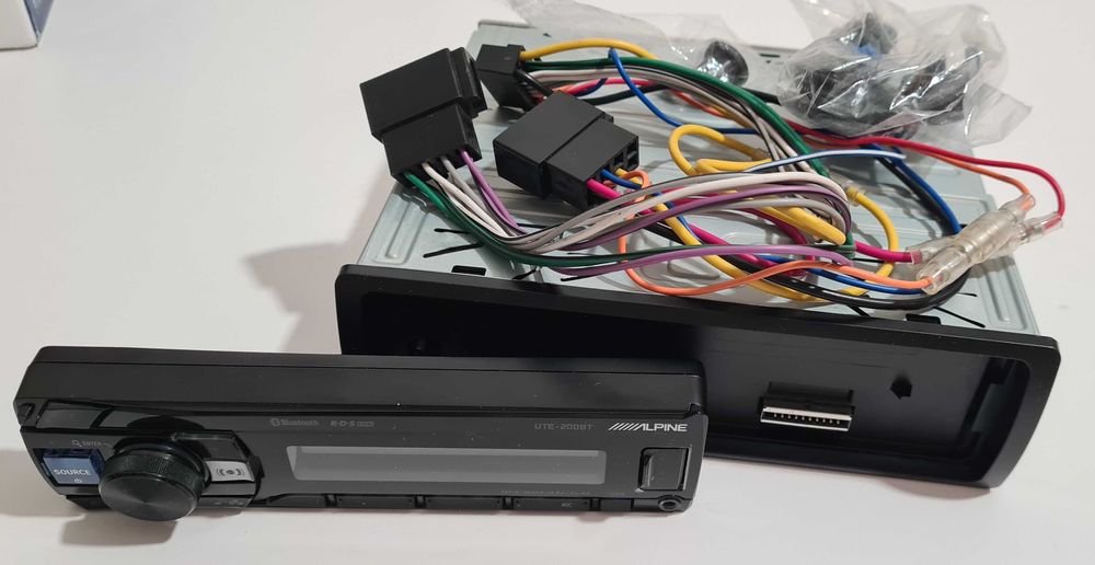 Auto-rádio Alpine UTE-200BT em caixa c/ novo, tem Bluetooth