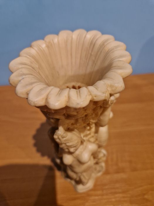 Stary wazon z alabastru