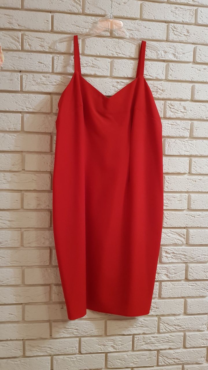 Ołówkowa sukienka z gipiurą 46