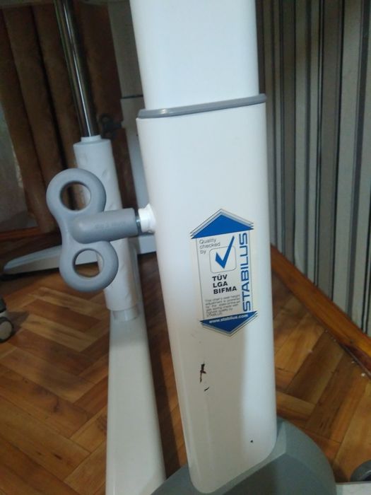 Продам детское кресло и стол парту.Все регулируется по наклонам и рост