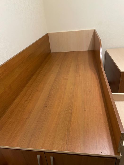 Дитяче ліжко з шафою і столом стан нового