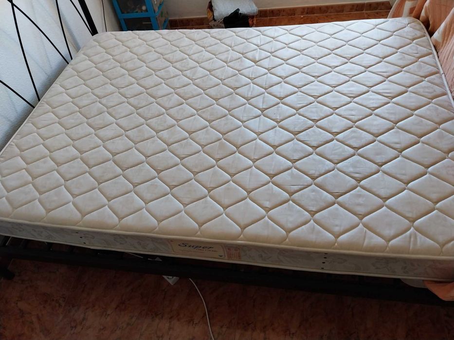 Cama de ferro e colchão