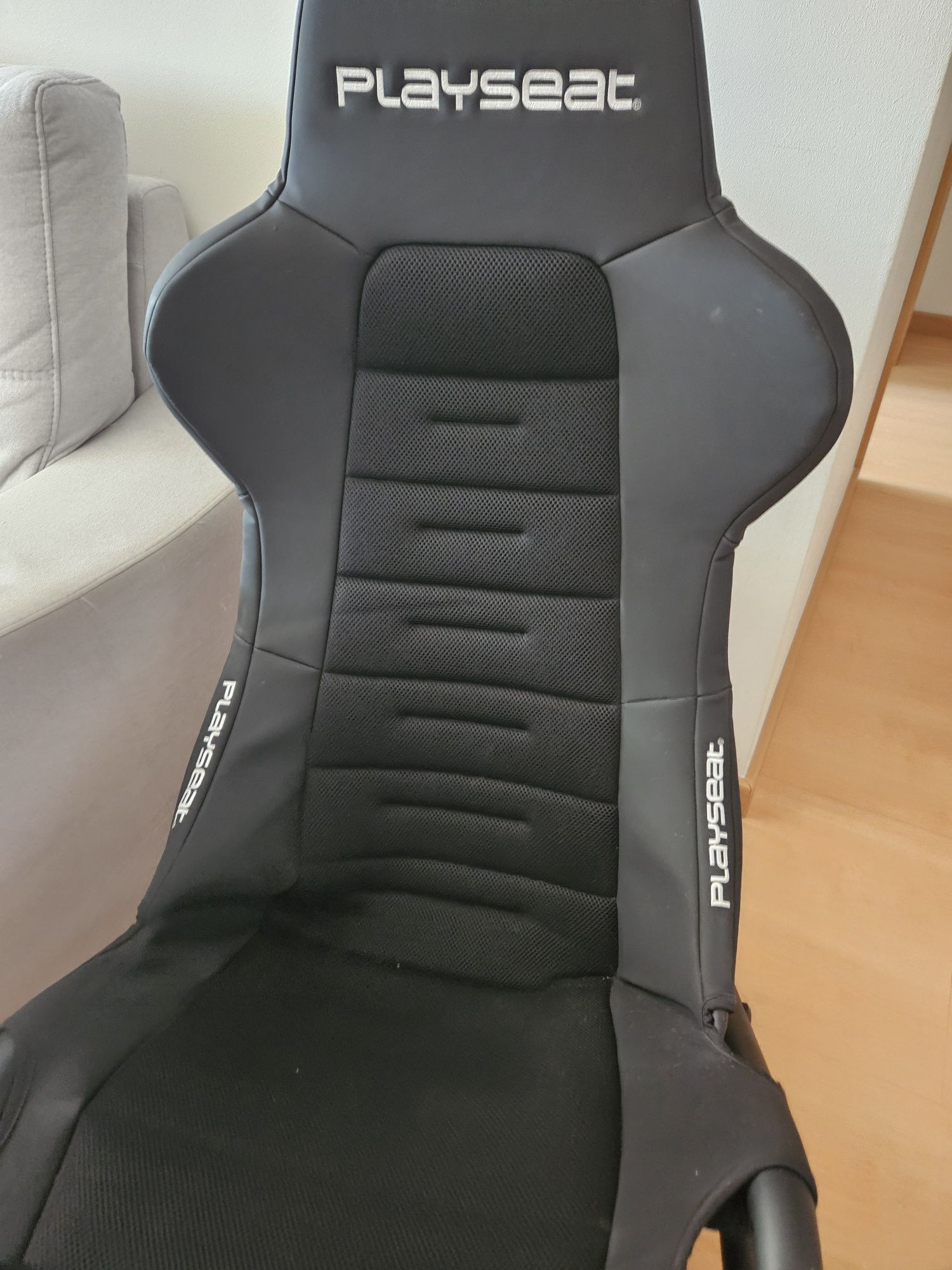 Simulador Playseat + Volante e pedais Thrustmaster