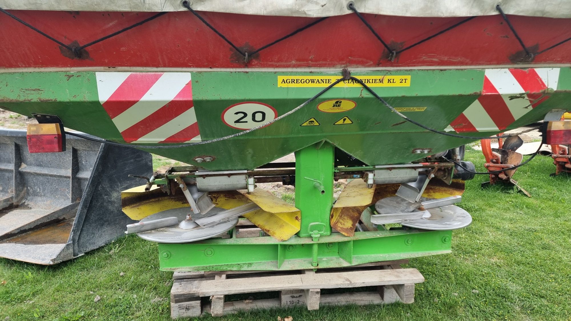 ROZSIEWACZ Unia brzeg NO41 1500kg,hydrauliczne dawkowanie kuhn amazone