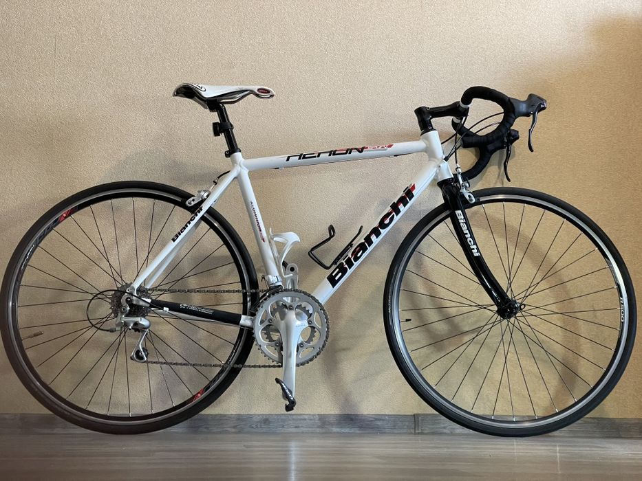 Продам велосипед шосейний Bianchi 
Повністю готовий до сезону 
Стан 4+