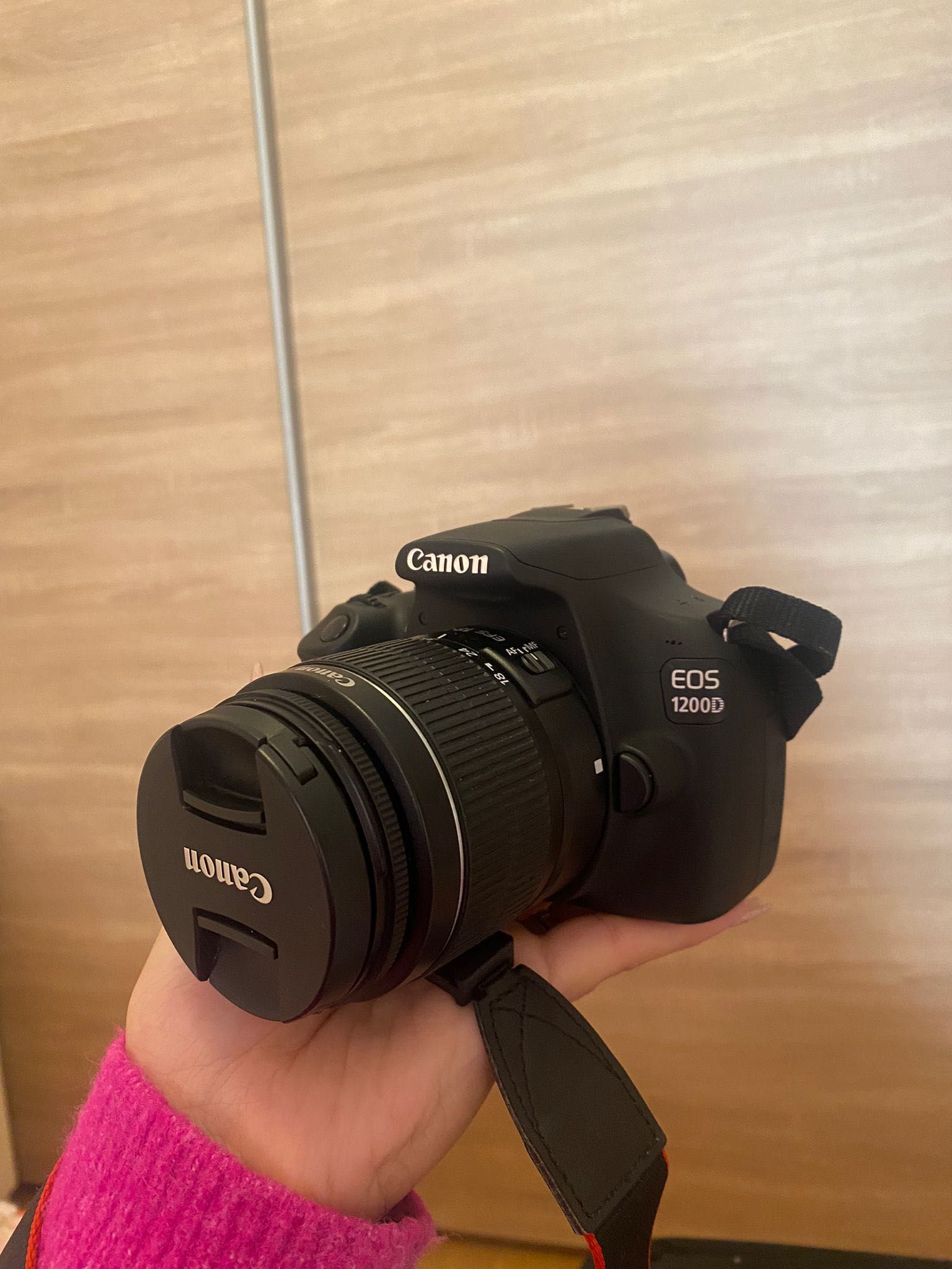 Canon EOS 1200D + bolsa da máquina + carregador+ cartão de memória