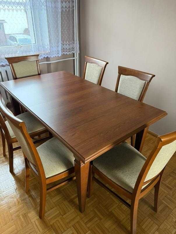 Stół z krzesłami