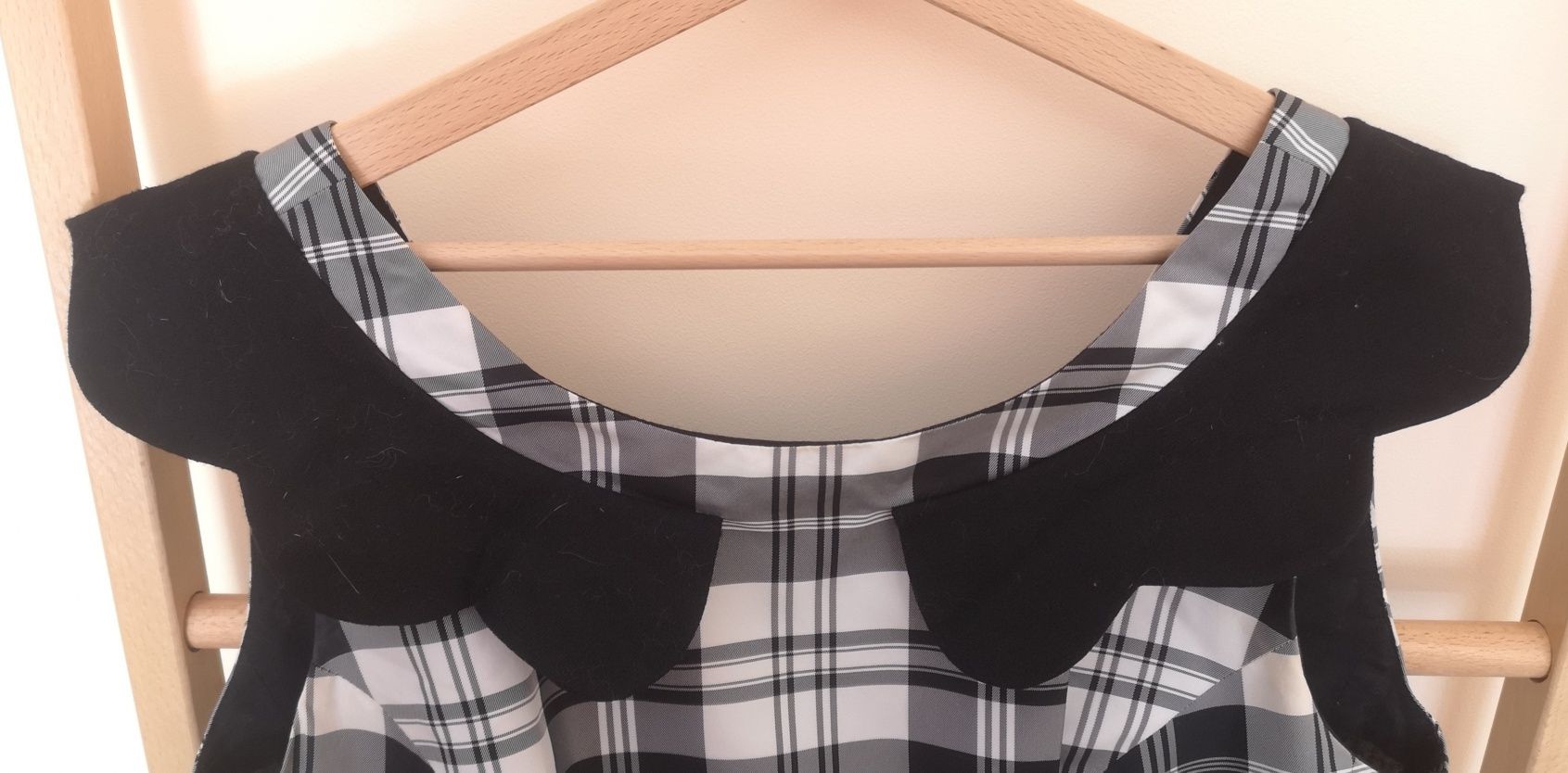 Sukienka mini W karate Czarna Biała Dekolt w łódkę Simple Roz 42 XL
